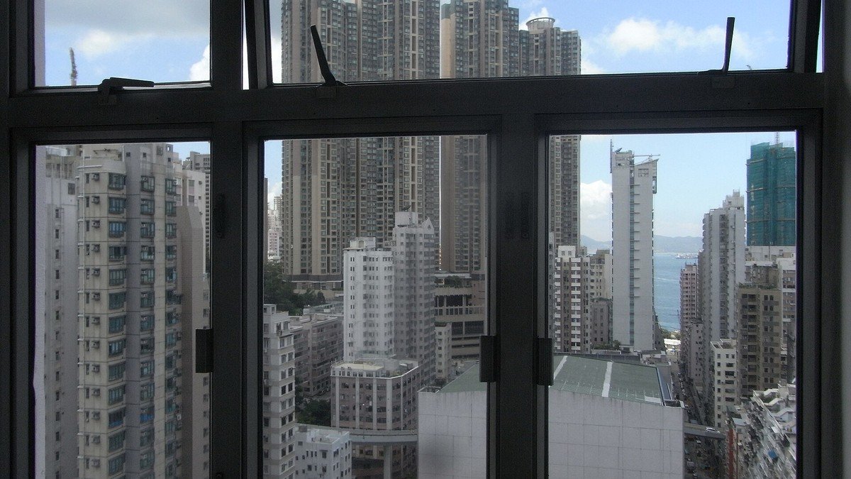 香港住宅鋁窗內望市區樓宇外觀（西環錦明閣一帶景觀）
