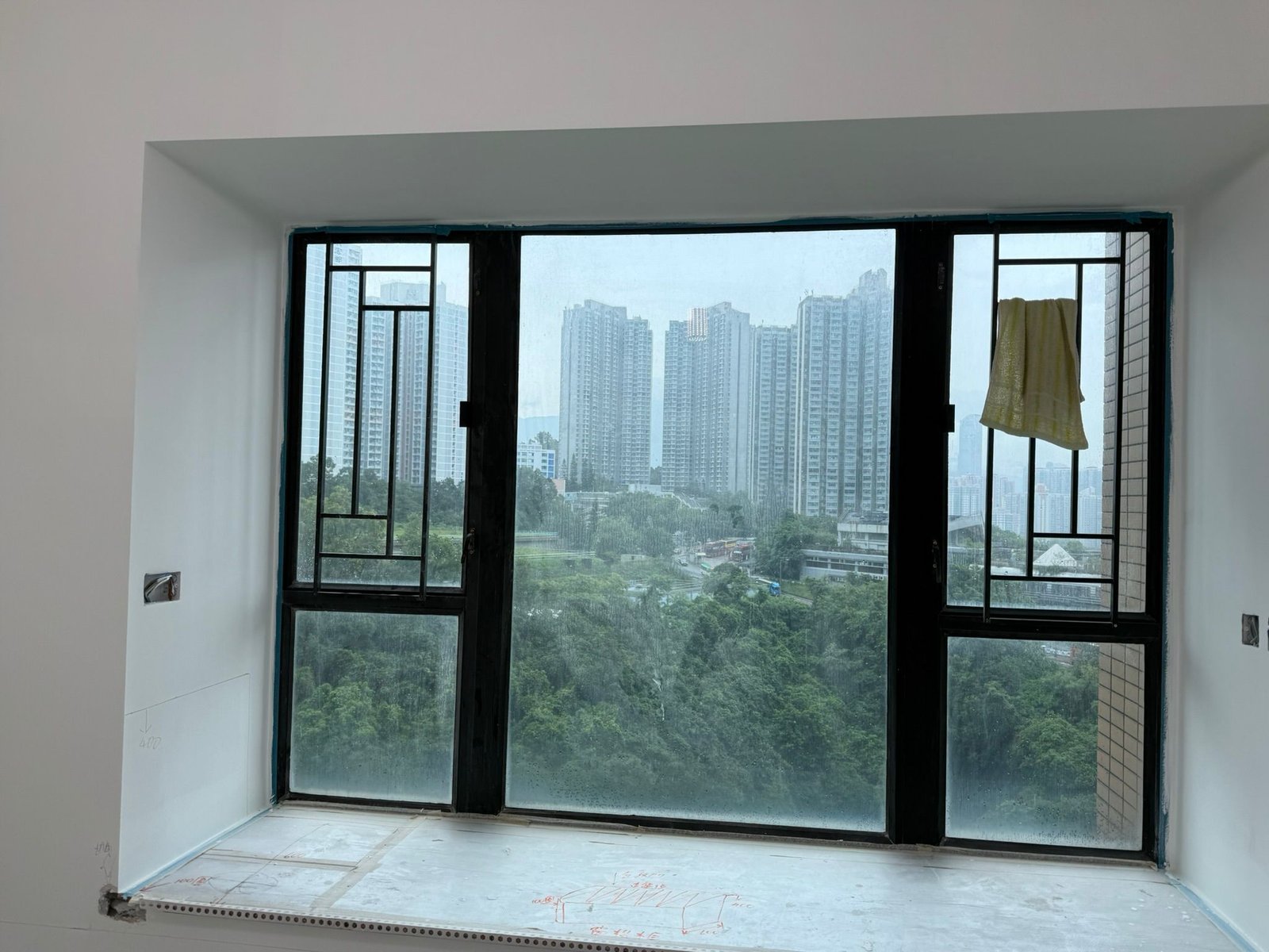 香港住宅鋁窗內望屋苑外景（合資格人士核對說明用，非個別公司工程）