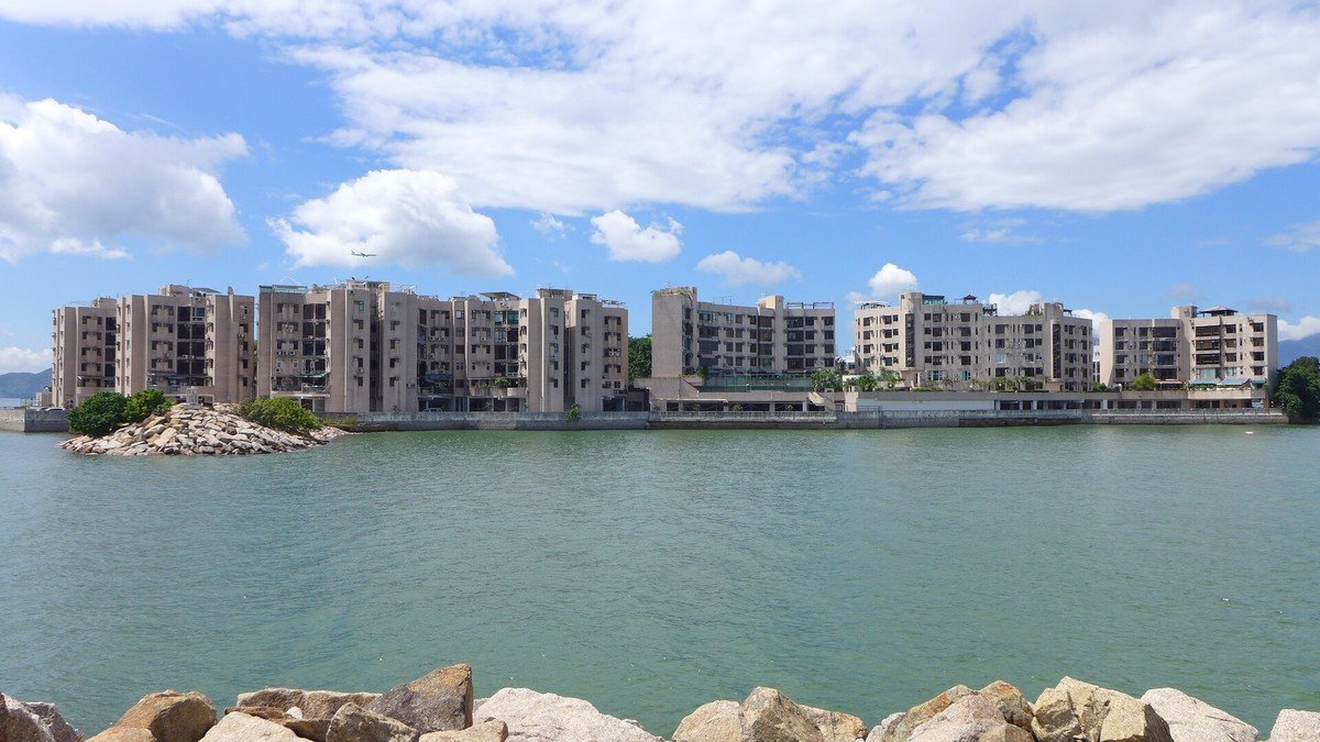 屯門龍珠島臨海住宅外觀，顯示屋苑面向海的鋁窗與外牆