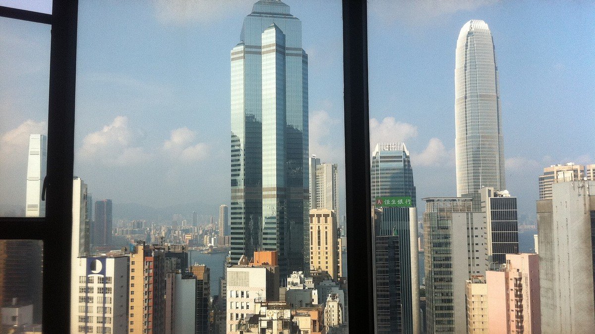 從香港中環住宅窗外望維港與高樓外觀